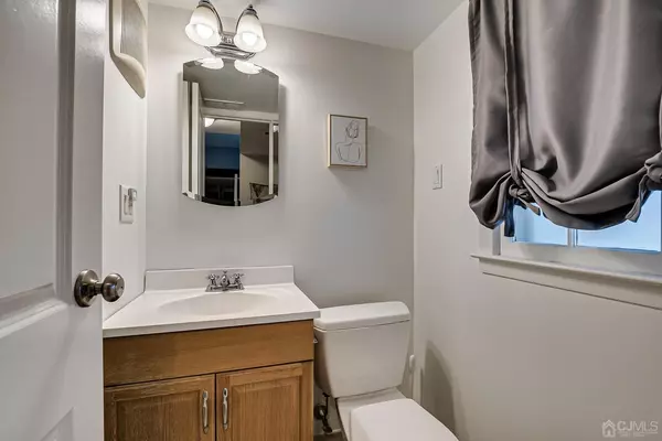 Edison, NJ 08817,12 Karen PL