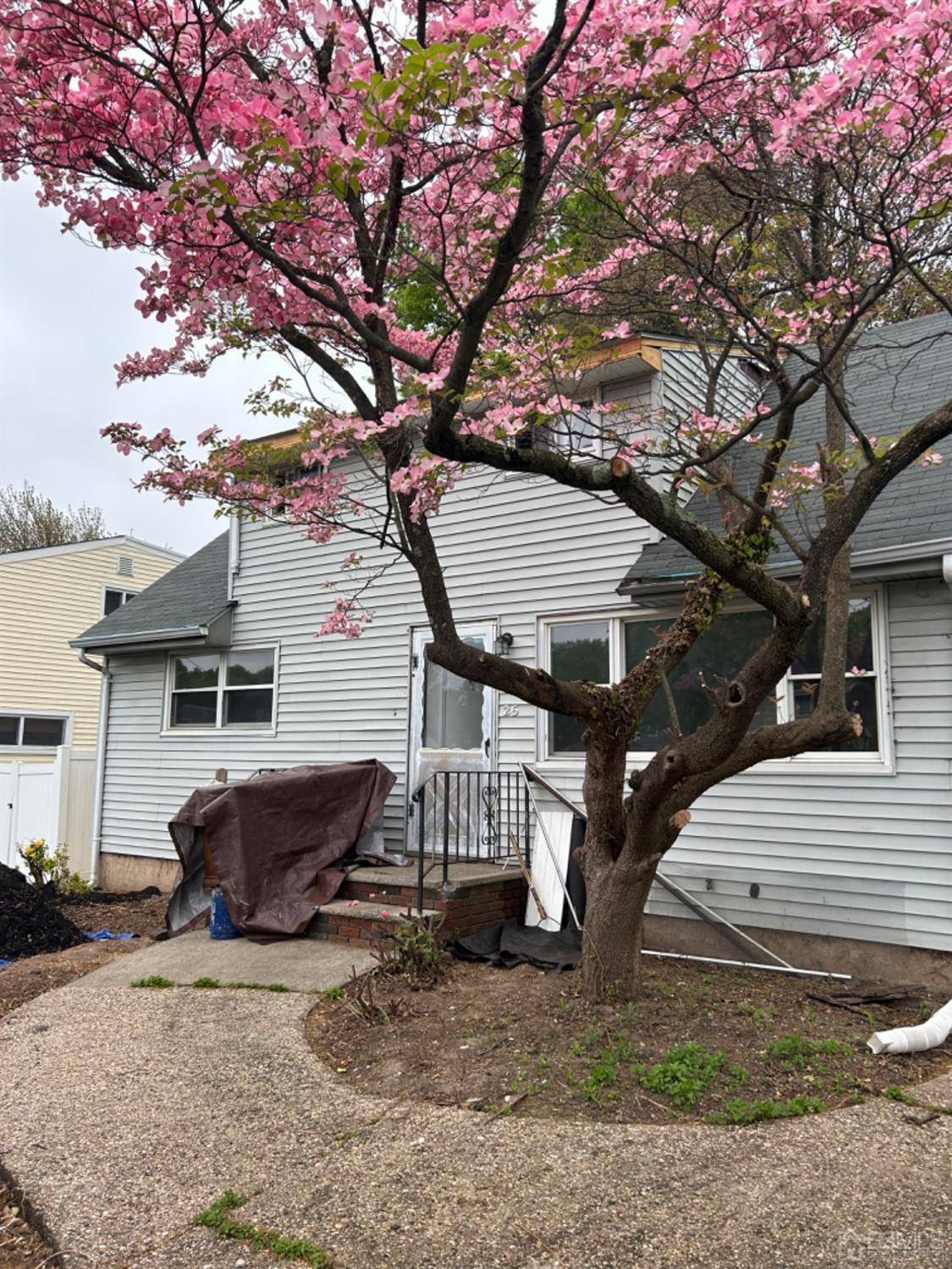 25 Richard AVE, Hopelawn, NJ 08861