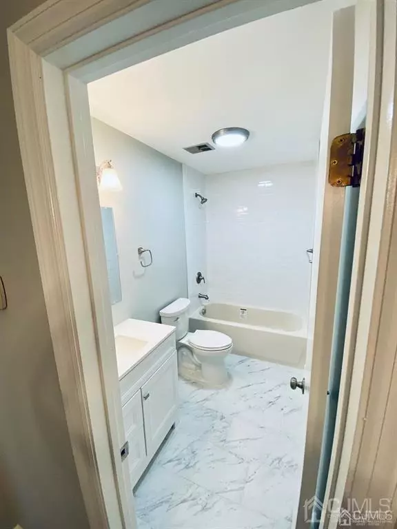 Edison, NJ 08817,8110 E orlando ST