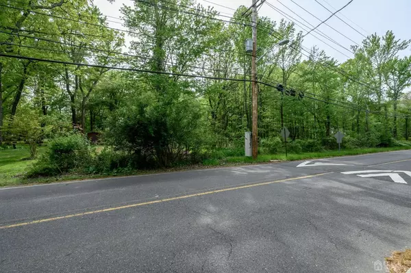 11 Bunker Hill RD, Lawrence, NJ 08648