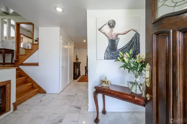 Clifton, NJ 07012,15 Joyce LN