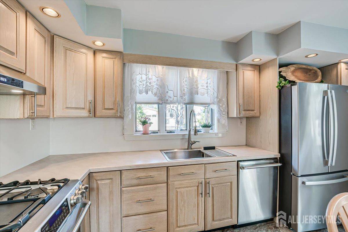 Avenel, NJ 07001,35 Clark PL