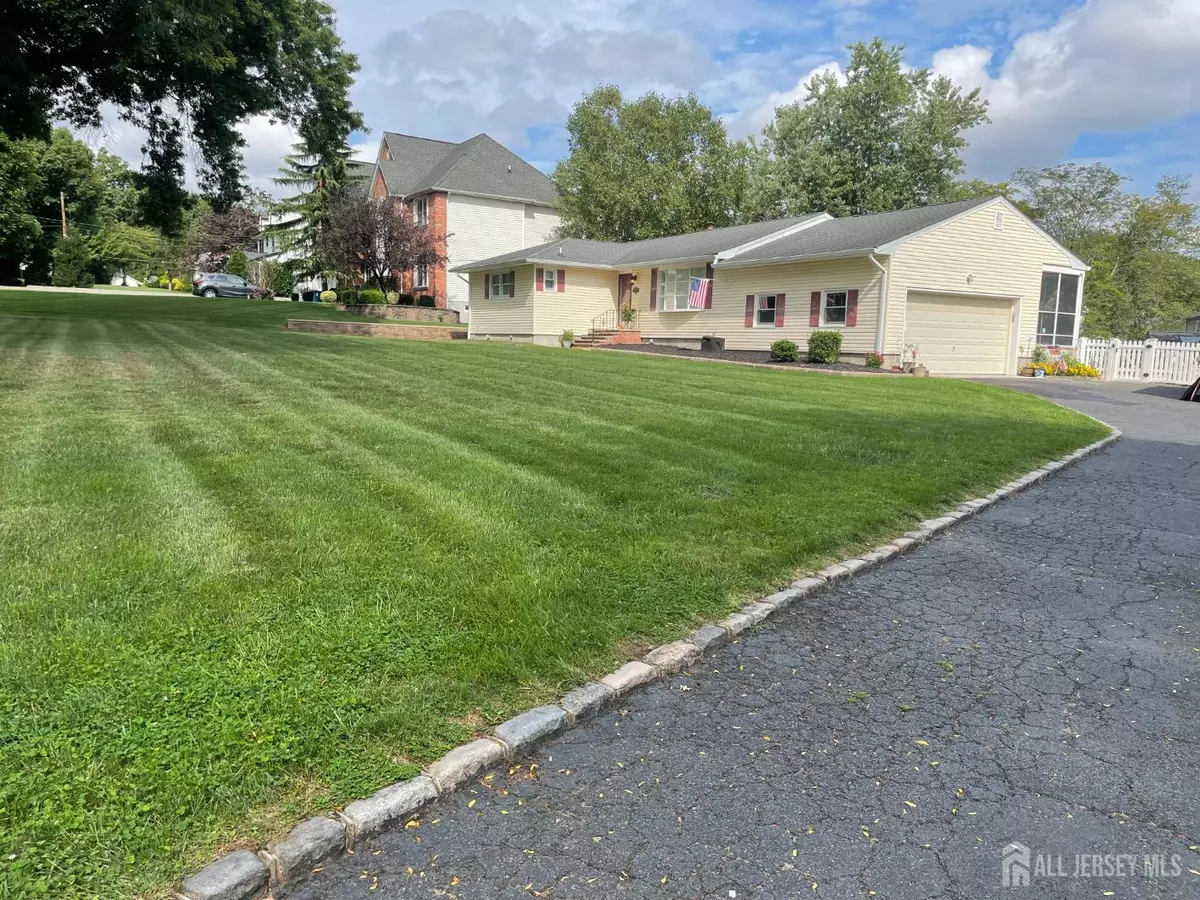 Clark, NJ 07066,175 Briarheath LN