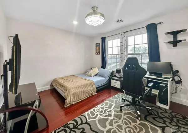 Port Reading, NJ 07064,164 Larch ST