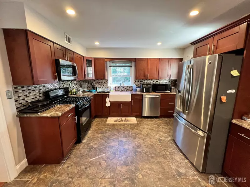 28 Delta CT, North Brunswick, NJ 08902