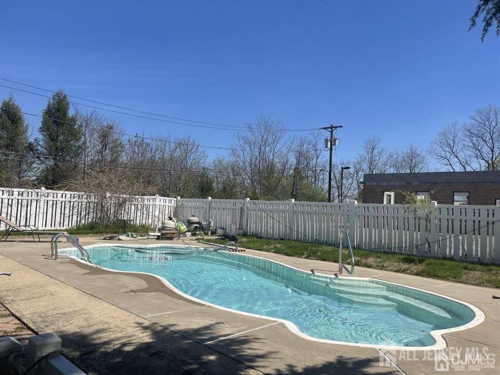 Edison, NJ 08817,41 Runyons LN