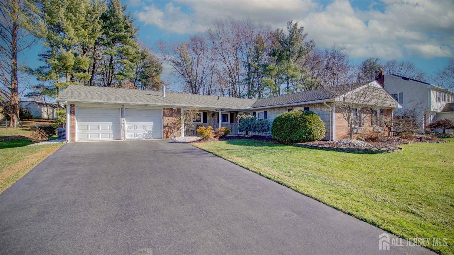 38 Mistletoe DR, Old Bridge, NJ 07747