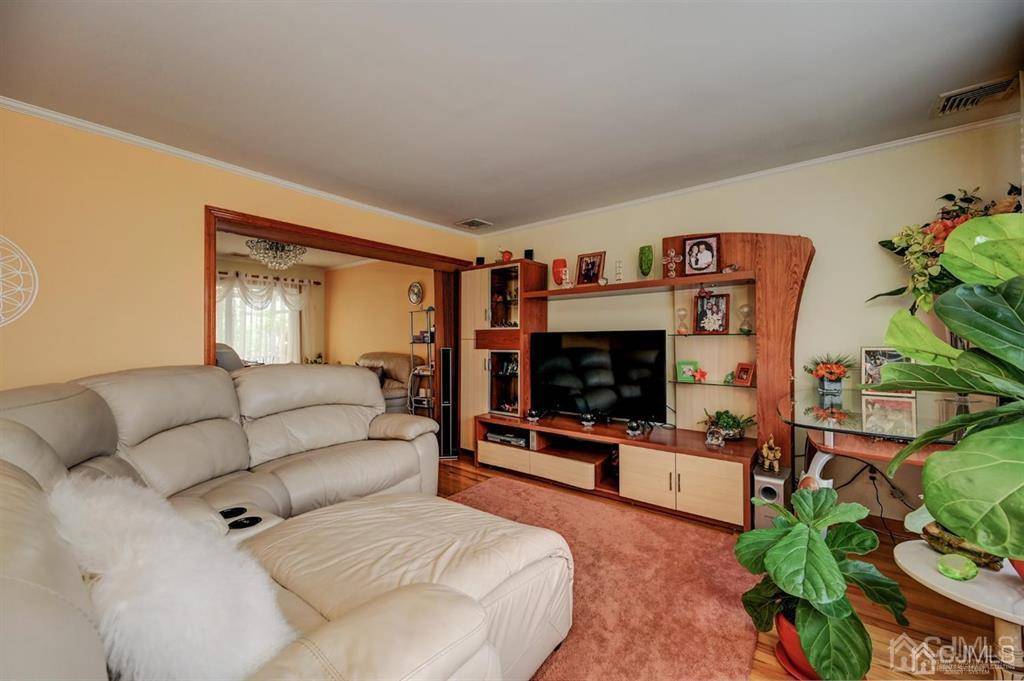 Linden, NJ 07036,414 Inwood RD