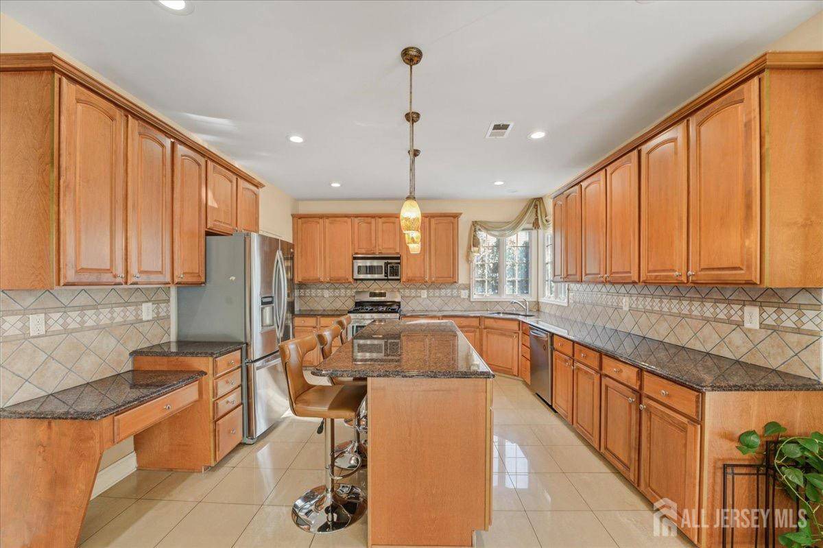 Monroe, NJ 08831,6 Lexington CT