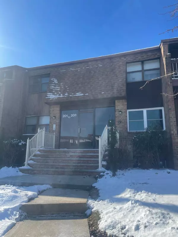 201 Sharon Garden CT, Woodbridge Proper, NJ 07095