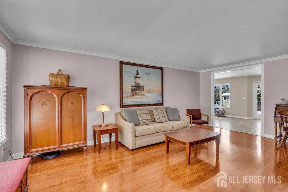 South Brunswick, NJ 08824,43 Kingsley RD