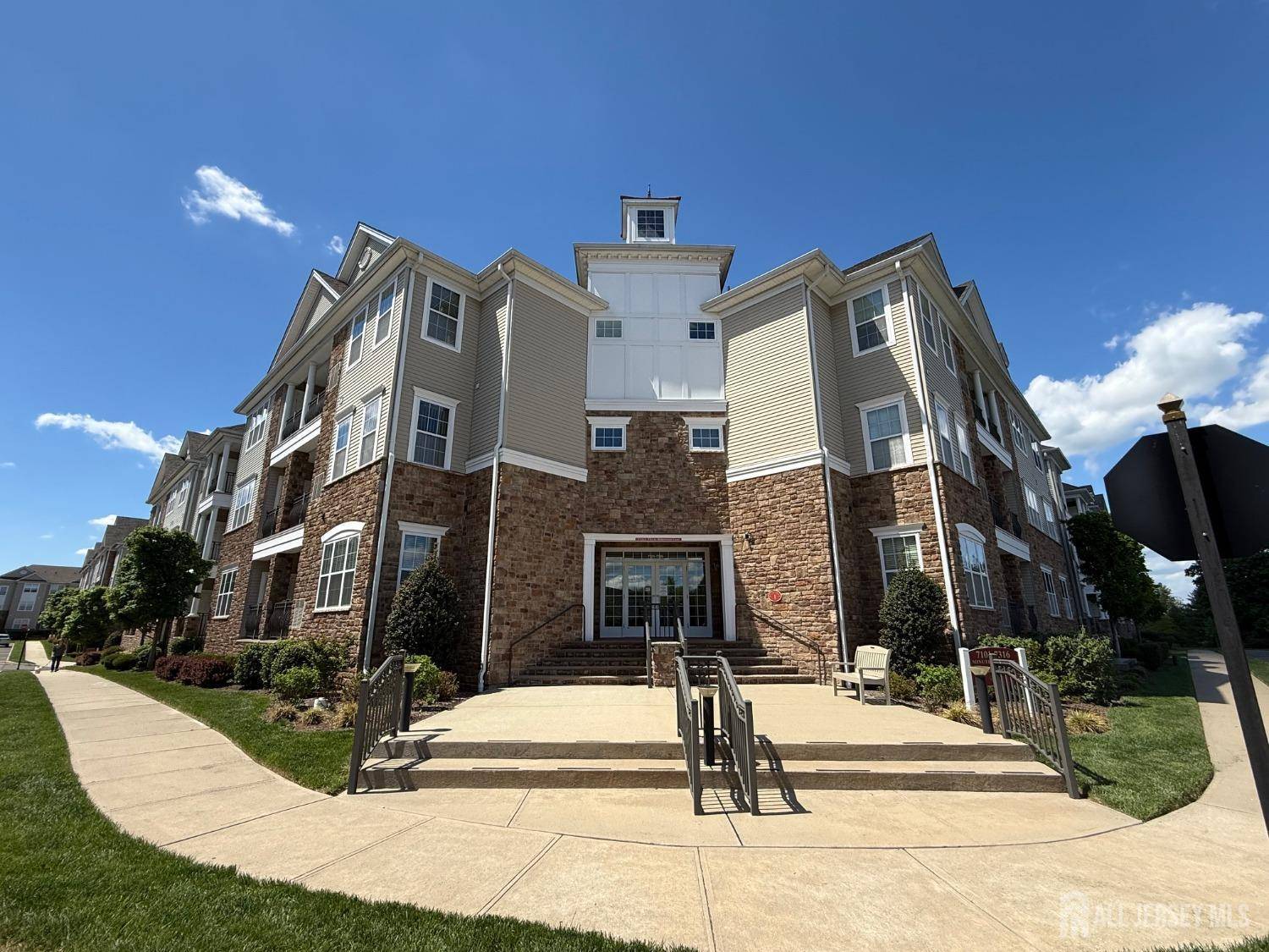 7209 Minuteman LN, Franklin, NJ 08873