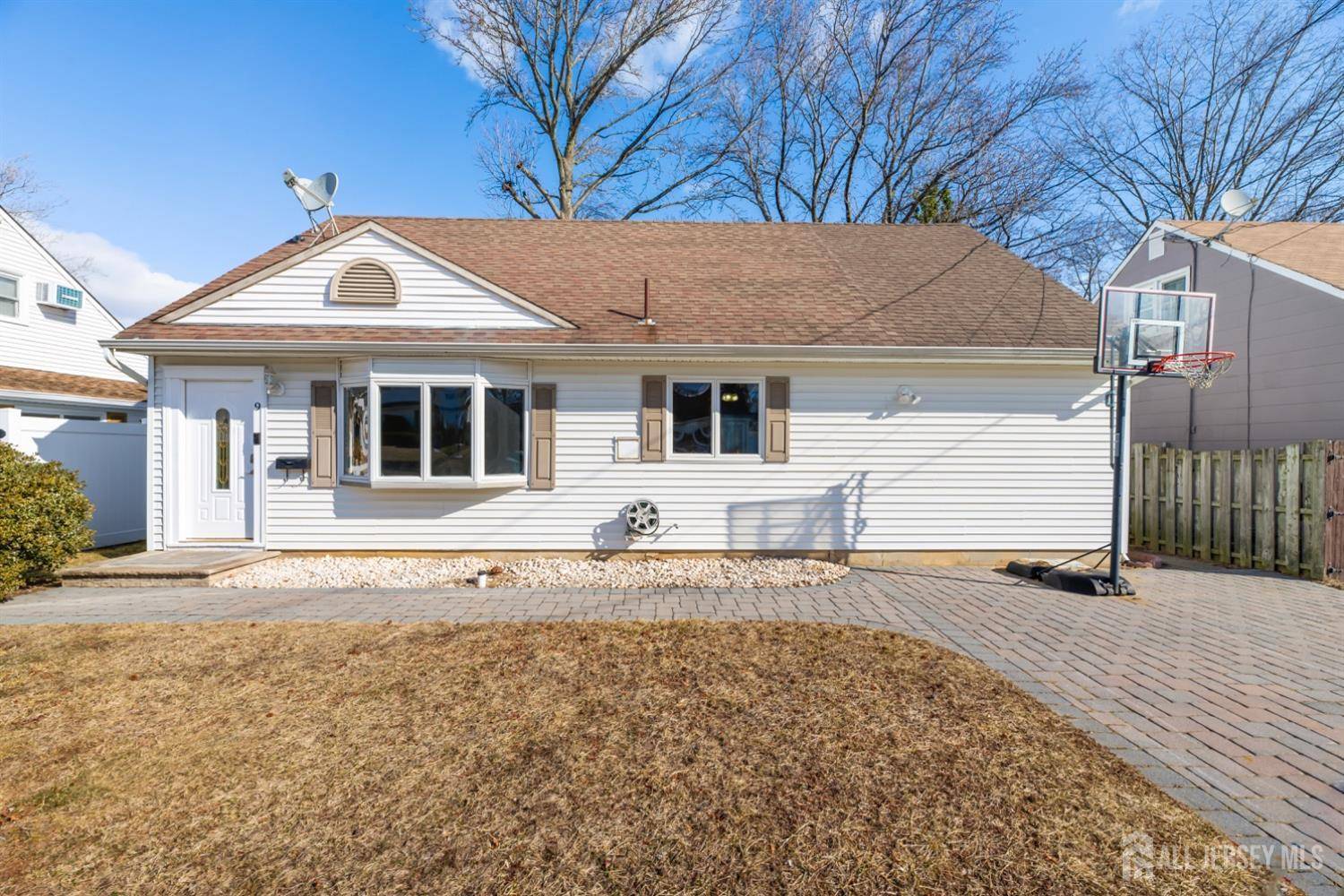 9 Ash TER, Sayreville, NJ 08859