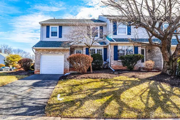 29 Snowflake LN, Edison, NJ 08820