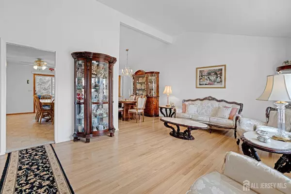 North Brunswick, NJ 08902,623 Holly LN