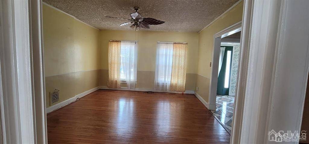 Carteret, NJ 07008,48 Chrome AVE