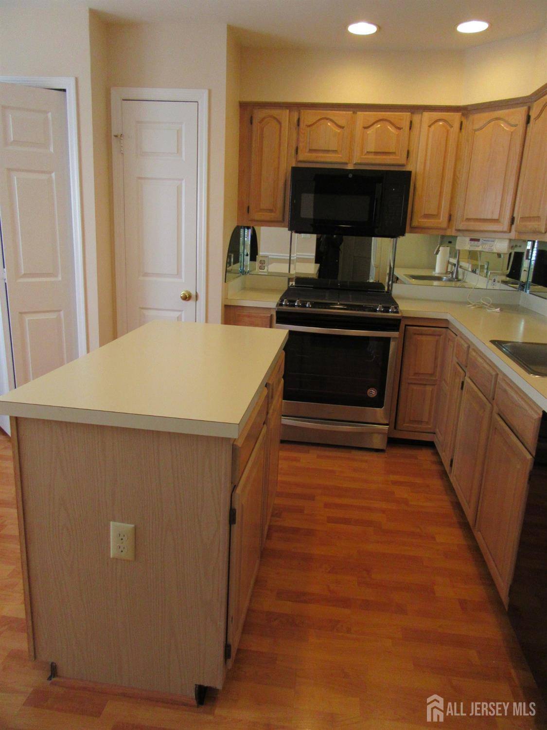Monroe, NJ 08831,81 Winthrop RD #H
