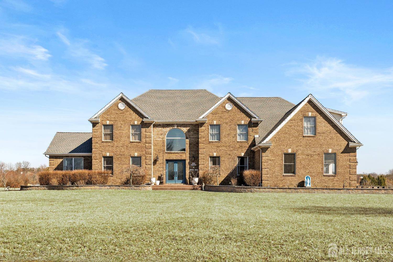 8 Lauren LN, Hamilton, NJ 08620