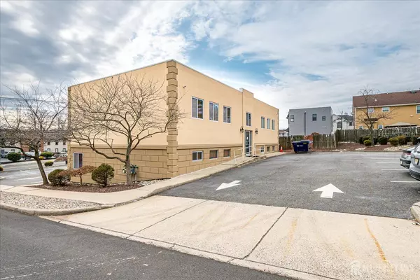 Edison, NJ 08820,72 State Route 27