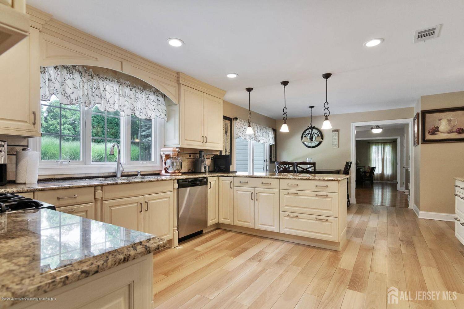 13 Tanglewood PL, Monroe, NJ 08831