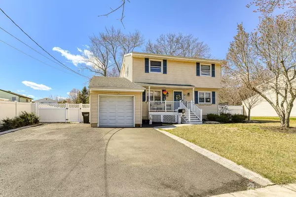 52 Owens RD, Old Bridge, NJ 08857