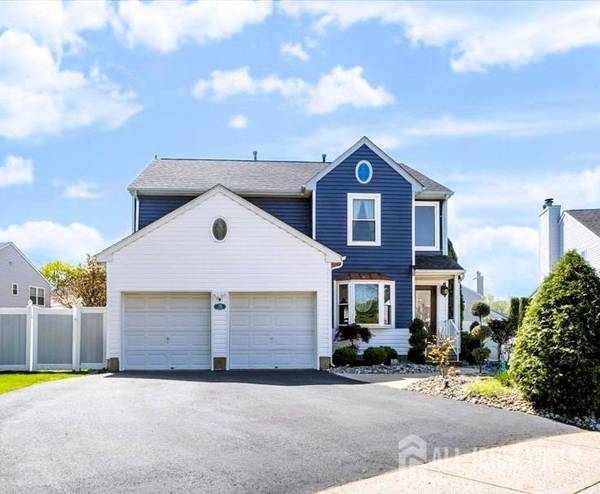 15 Sutton PL, Helmetta, NJ 08828
