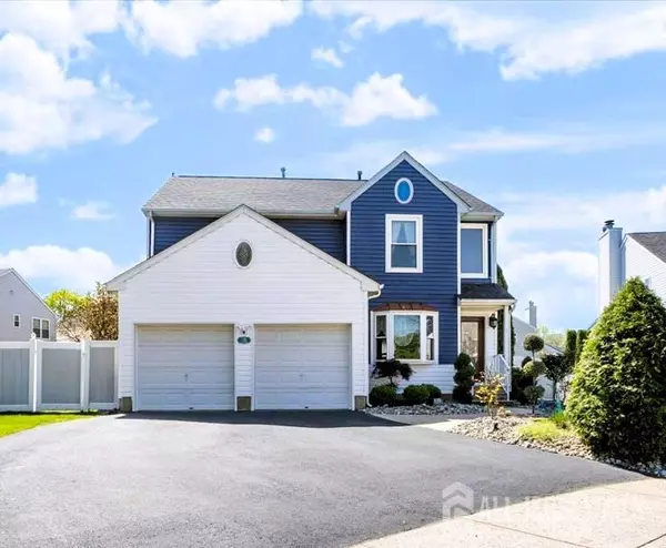 15 Sutton PL, Helmetta, NJ 08828