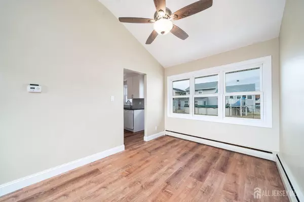 Carteret, NJ 07008,12 Dunster ST