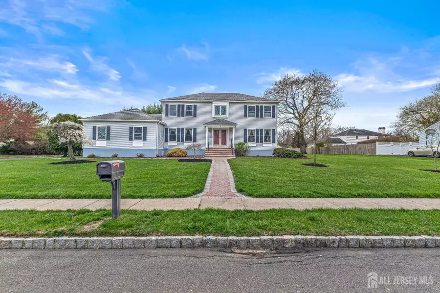 8 Silver HOLW NE, North Brunswick, NJ 08902