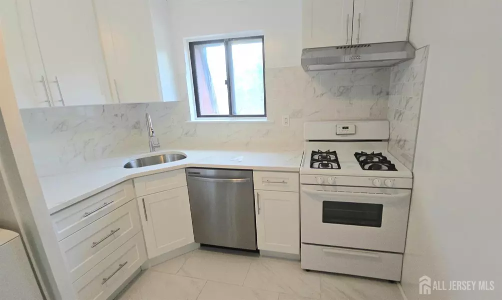 1008 N Oaks BLVD, North Brunswick, NJ 08902