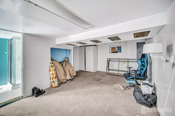 Carteret, NJ 07008,61 Thornall ST