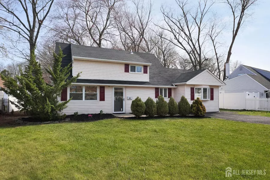 42 Southwood DR, Old Bridge, NJ 08857