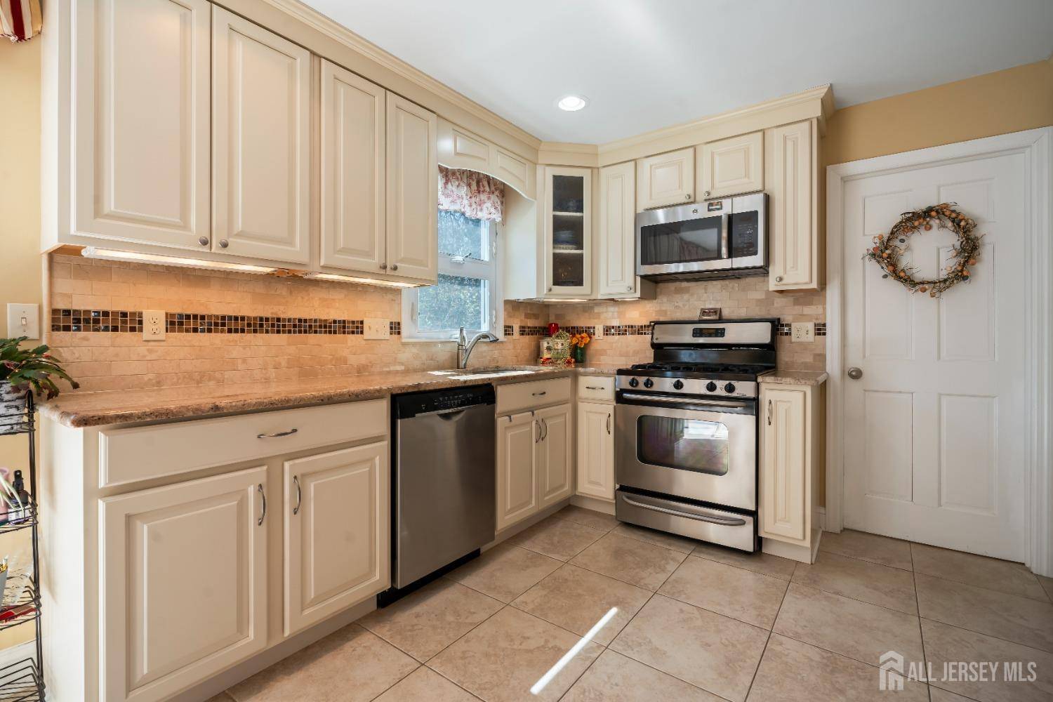 East Brunswick, NJ 08816,7 Deer Run CT