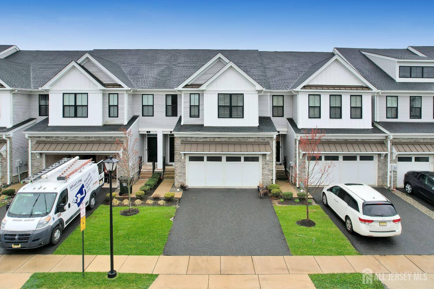 9 Clover LN, Monroe, NJ 08831