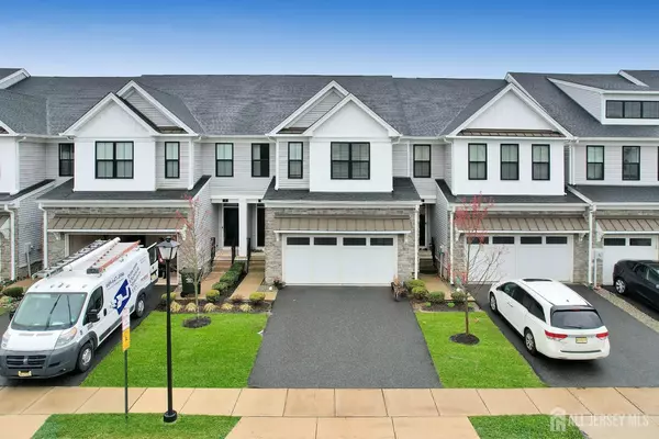 9 Clover LN, Monroe, NJ 08831