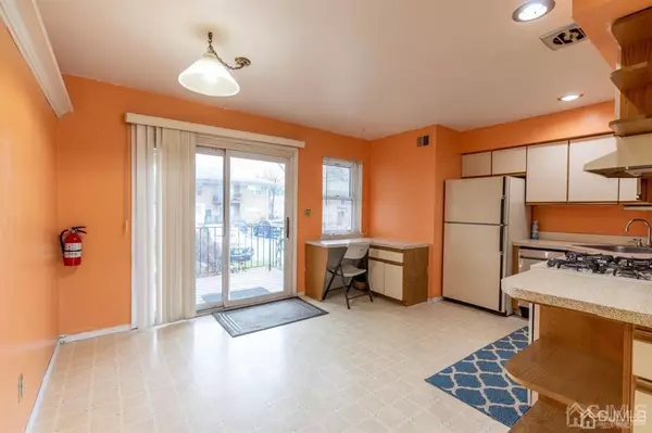 Edison, NJ 08837,182 Evergreen RD #9A