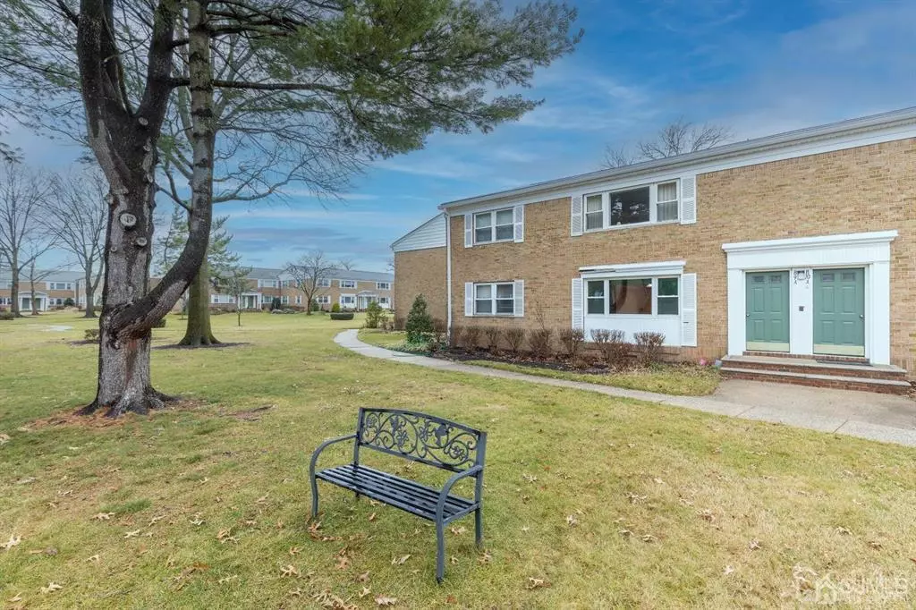 Edison, NJ 08837,182 Evergreen RD #9A