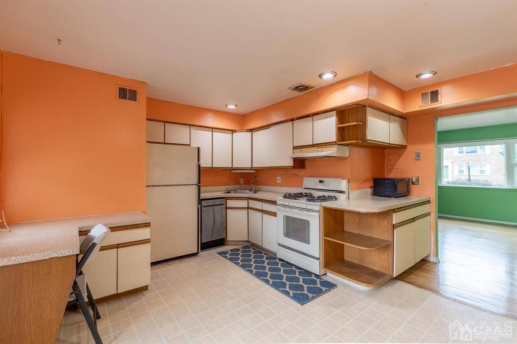 Edison, NJ 08837,182 Evergreen RD #9A