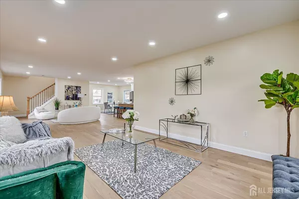 Colonia, NJ 07067,24 Savoy ST