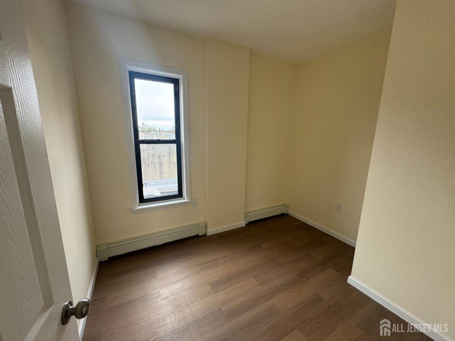 Perth Amboy, NJ 08861,296 King ST #4