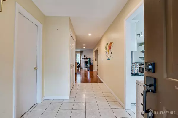 Edison, NJ 08820,142 Maplewood CT