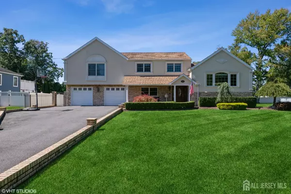 35 Winthrop DR, Manalapan, NJ 07726
