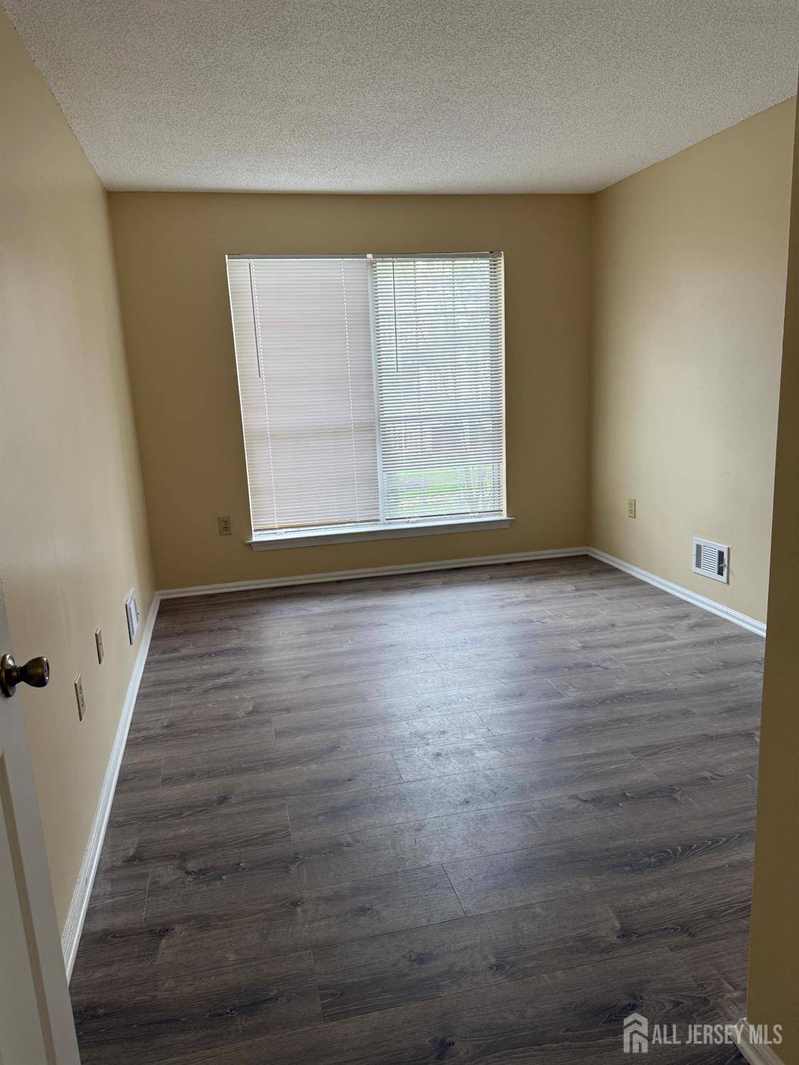 North Brunswick, NJ 08902,24 Dartmouth Way WAY