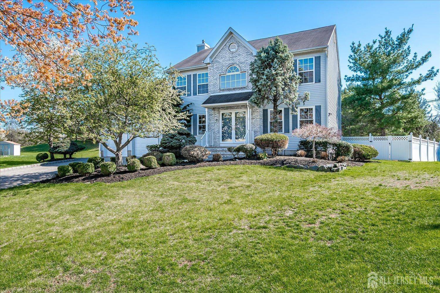 12 Carriage DR, Piscataway, NJ 08854