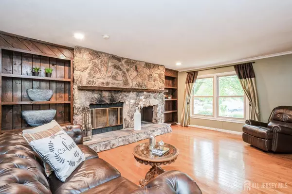 East Brunswick, NJ 08816,8 Appletree LN