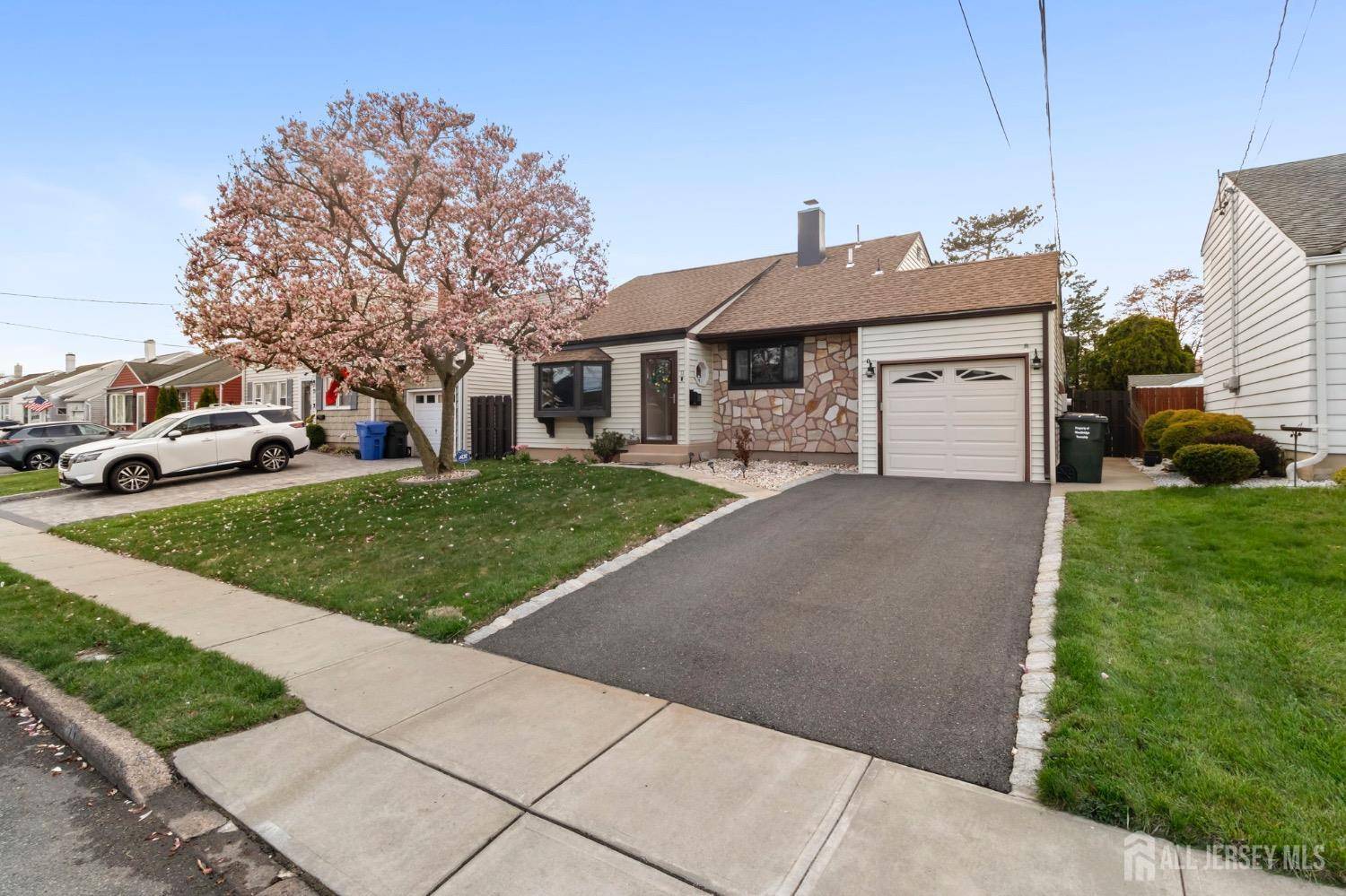 11 mckinley AVE, Colonia, NJ 07067