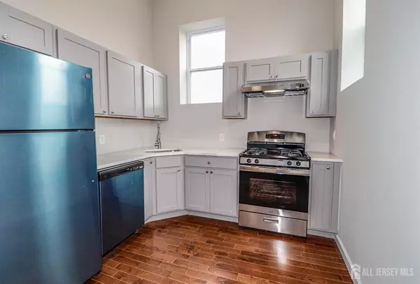 Raritan, NJ 08869,33 2nd ST