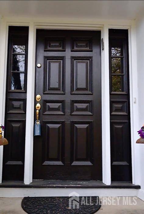 17 SE Candle LN, East Brunswick, NJ 08816