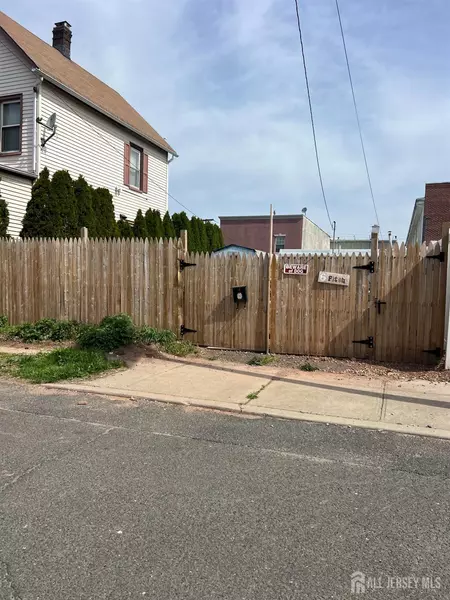 6 Fitch ST, Carteret, NJ 07008