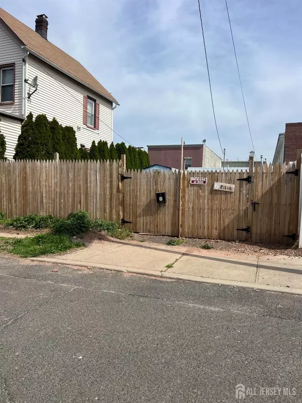 6 Fitch ST, Carteret, NJ 07008
